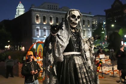 Mexicanos en EE. UU. equilibran tradición y modernidad en celebraciones del Día de Muertos