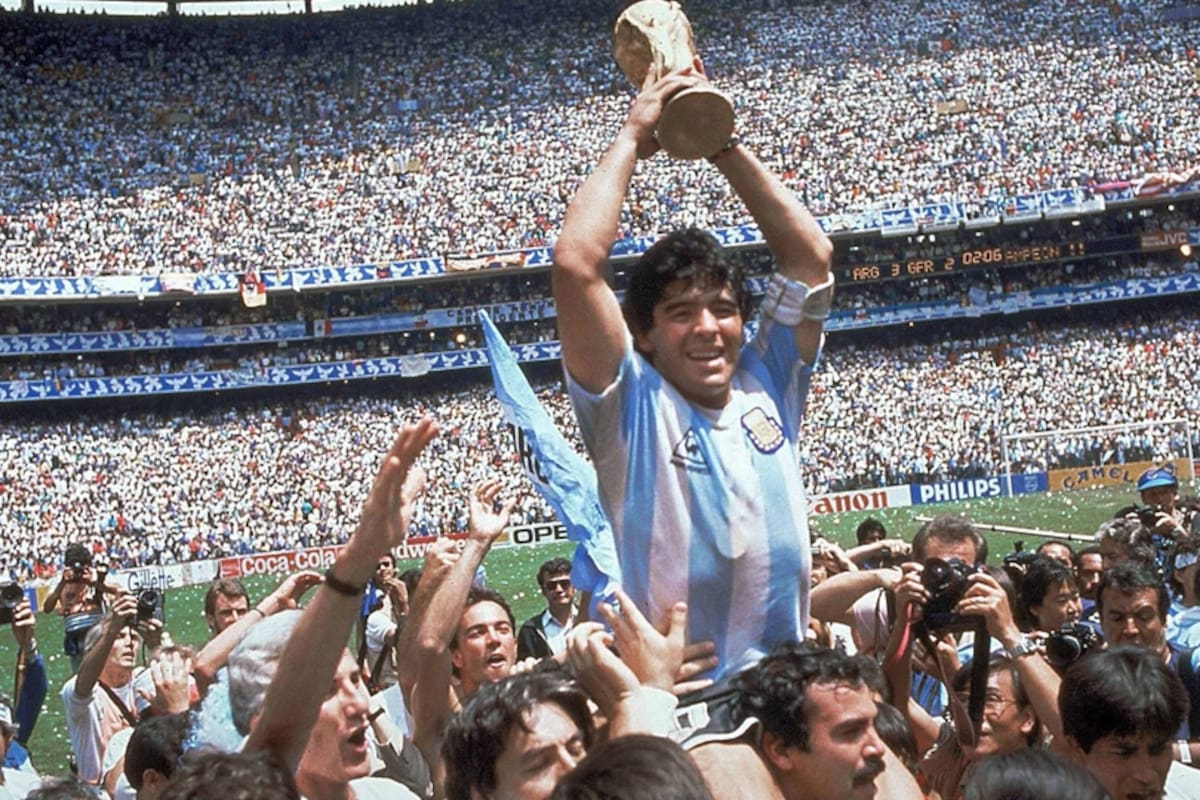 México 86: Maradona, el mejor del mundo, con la Copa; fue el título más festejado por los argentinos