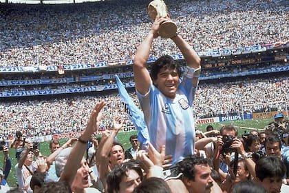 México 86: Maradona, el mejor del mundo, con la Copa; fue el título más festejado por los argentinos