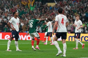 Inglaterra lo gana con dos goles en dos minutos, pero México presiona: llegó al descuento y se acerca al empate