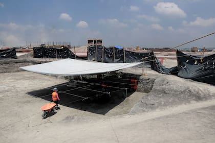 Vista del lugar de la excavación con la construcción del aeropuerto a su alrededor