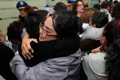 México recibe entre vivas y flores a 6 activistas que participaron en flotilla que se dirigía a Gaza