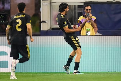 México sufre pero supera 3-2 a República Dominicana en la inauguración de Copa Oro