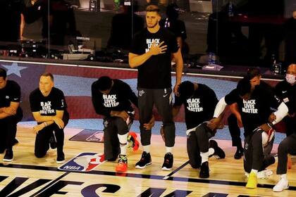 Meyer Leonard, de Miami Heat, explicó por no se arrodilló durante el himno de los Estados Unidos