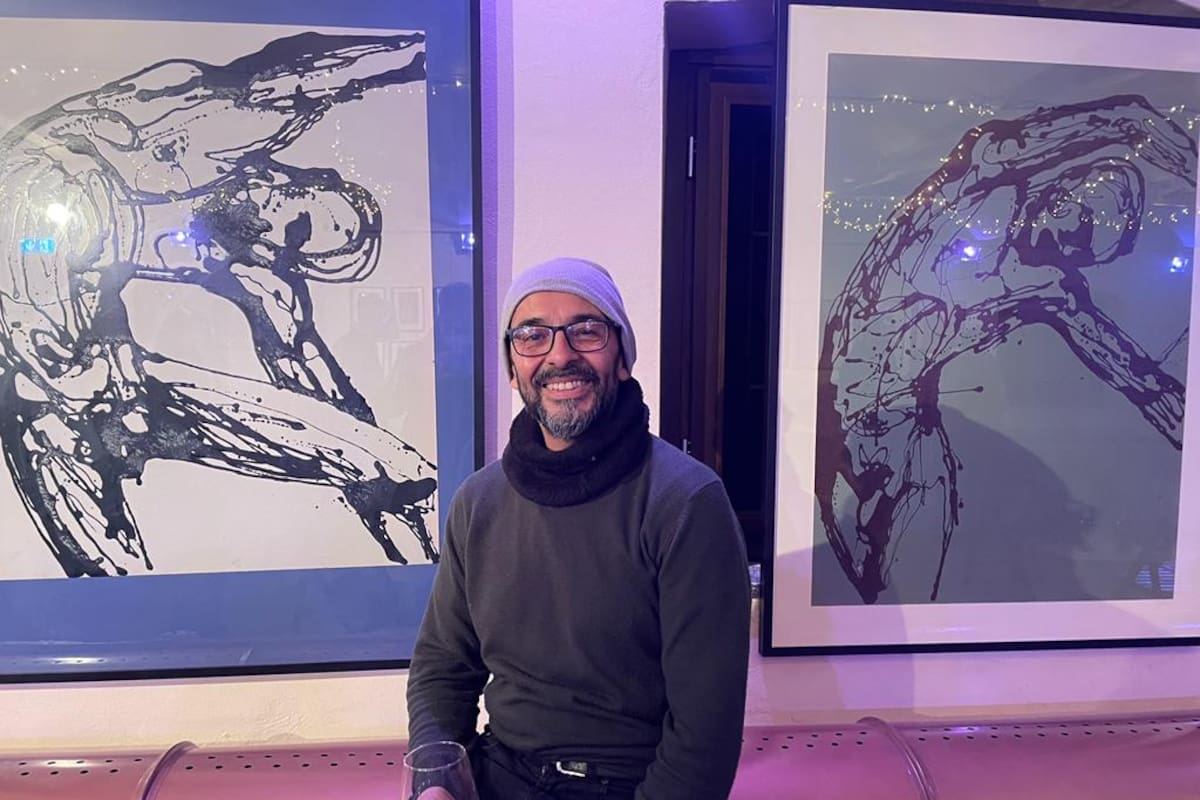 Meza, de festejo, con parte de su serie "Juegos"