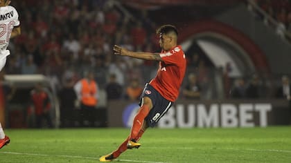 Meza la tomó de volea y puso el 2-1