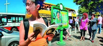 Mezcla cultural: Ayala y su mujer María Teresa se encuentran con turistas en La Boca y los invitan a una exposición con sus trabajos. "En un momento, ni Ramón ni yo nos dábamos cuenta de qué personajes o situaciones eran reales o inventados. Finalmente, todo el documental transcurre en ese tono", cu