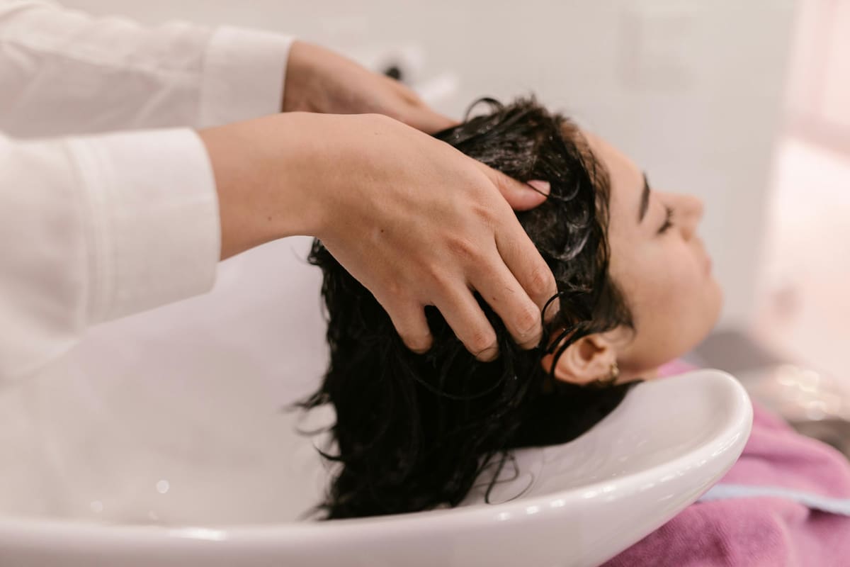 Mezclando estos tres ingredientes naturales pueden taparse y disminuirse las canas, según los expertos