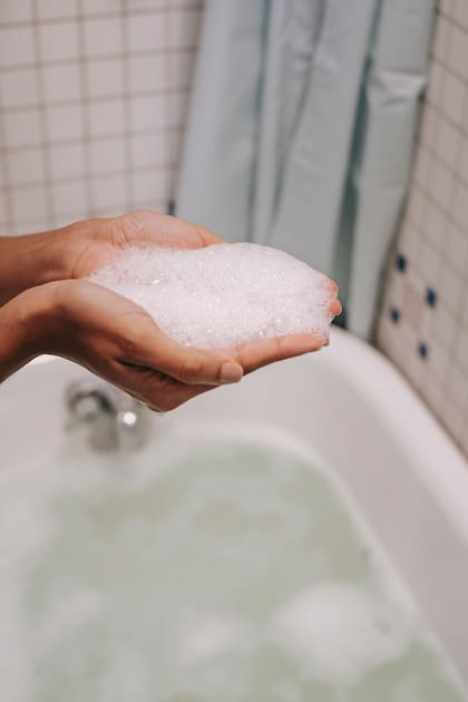 Mezclar shampoo y sal podría ser la solución al pelo graso