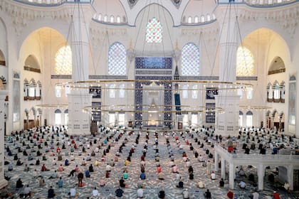 Mezquita de Camlica, Istanbul. Antes, era común ver a los turcos rezar uno pegado al otro. Hoy, las oraciones son permitidas sólo con distancia social.