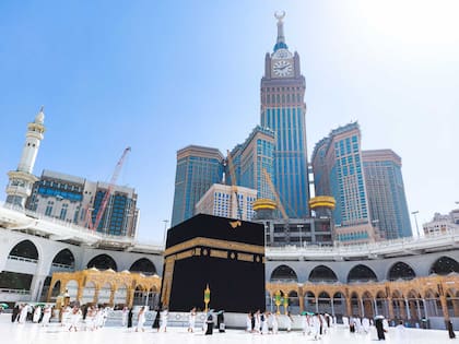 mezquita Masjid Al-Haram
Ubicada en la ciudad de La Meca en Arabia Saudita, Masjid Al Haram, también conocida como la Mezquita Sagrada o Mezquita Haram, es la mezquita más grande del mundo entero y el octavo edificio más grande del mundo.