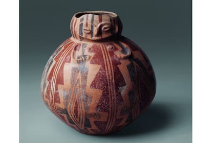 Vasija de cerámica de una figura femenina, del noroeste argentino