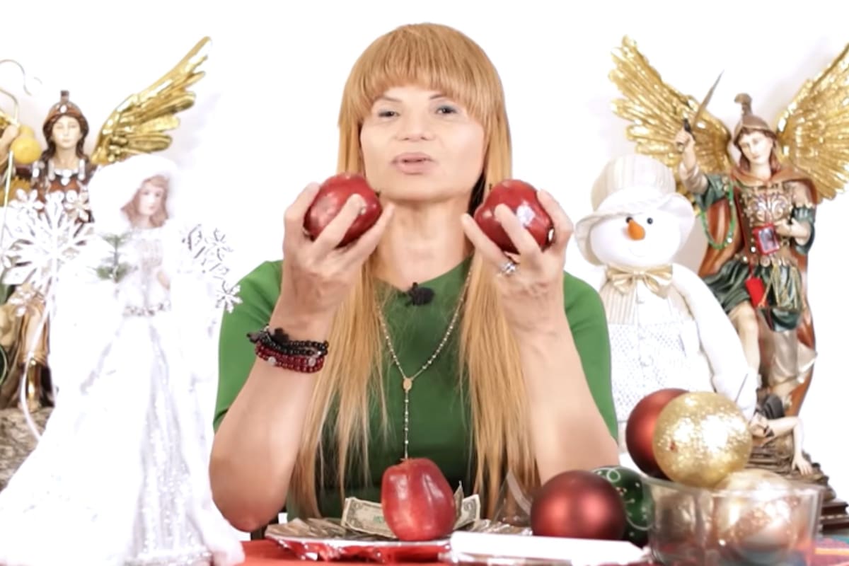 Mhoi Vidente compartió con sus seguidores los rituales navideños para atraer dinero, estabilidad y salud (YouTube/MhoniVidente)