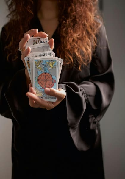 Mhoni Vidente revela las predicciones del tarot para los nacidos bajo el signo de Géminis (Pexels/Mariia Sabadash)