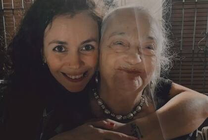 "Mi abuela es abrazo y apoyo en su gran pecho, cuando me quedaba llorando porque mamá se tenía que ir a trabajar. Es meterme en su cama con ella, a ver novelas retro, con tostadas con manteca y azúcar".