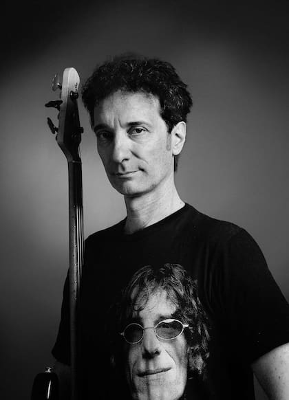Mi bajo: “Es un Music Man, pero en realidad estoy volviendo al Pensa, del luthier argentino Rudy Pensa.”