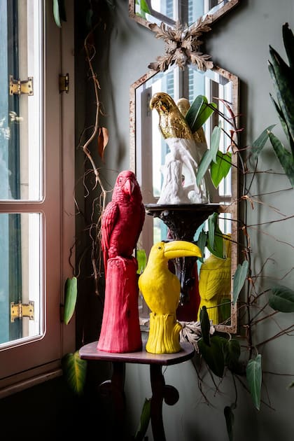 "Mi casa es un reflejo del collage de mundos que me formaron, un collage tropical y maximalista", dice el diseñador de moda y director creativo Thomaz Azulay