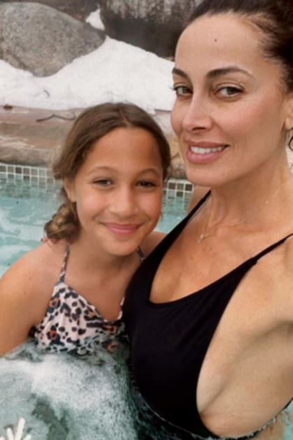 "Mi chiquita linda … te deseo muchas aventuras en tu viaje , te deseo fuerza y sabiduría para enfrentar todos los desafíos , te deseo muchas risas y lindos momentos , escucha siempre tu corazón y arriésgate con cuidado … recuerda siempre que TE AMO ….. y estoy muy orgullosa de vos ! FELIZ CUMPLEAÑOS , FELIZ VIDA", escribió Debora en sus redes sociales.