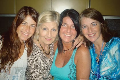“Mi hermana Carolina no entendía por qué teníamos que tener doble apellido paterno”, cuenta Romina. En la foto, de izquierda a derecha: Carolina, Norma Húngaro –la madre de las chicas–, Romina y Daniela.