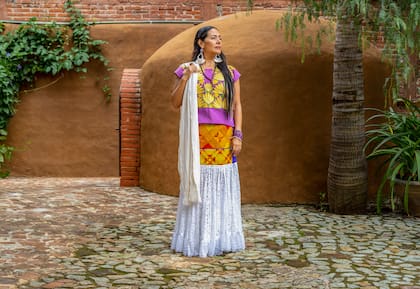 “Mi madre y mi abuela siempre fueron de temazcal, se metían a bañar con sus hierbitas. Al día de hoy ella sigue haciéndolo cuando puede, es mantener viva una tradición que nos vincula con la madre tierra”.