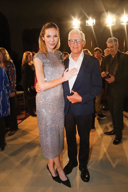 “Mi marido no sólo ha sido mi mentor en este proyecto, sino también mi maestro", dice Elina sobre Eduardo Costantini, filántropo y fundador del Malba. "Este año, por la situación del país, dudé mucho si hacer o no la movida de la Semana de la Alta Costura. Y Eduardo me dijo “Hacela: das trabajo. Eso es lo que se necesita”, cuenta la empresaria. En la foto, la pareja posa tras el desfile del diseñador Adrián Brown, en el marco de la última edición de la SAC.