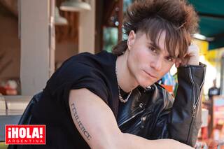 Tiene 27 años, es hijo de un famosísimo cantante y se dedica a la música y a la actuación