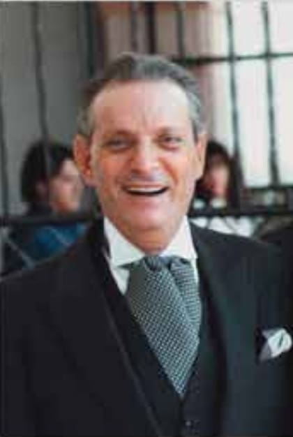 "Mi padre, Jean Pierre Stad, siempre usaba perfume, una hermosa pochet y gemelos. tenía una de las colecciones más lindas de gemelos, que quedó guardada en el cofre de la familia y, entre ellos, una pieza que le compró a Coco Chanel. Una pieza que en Chanel desean, porque les falta la nuestra para terminar de obtener la colección de 1932. Es un legado. La querían Christie’s y Sotheby's pero mi padre fue claro, 'ésta pieza es nuestra, queda en la familia'. Hoy, por más que haya ofertas, el legado se respeta. Es lo que soñó mi padre"