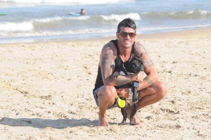 Mi perro y yo. En Punta del Este, Cristián U se mostró muy compinche de su amigo perruno