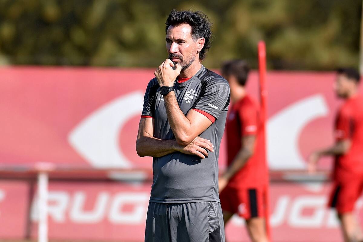 "Mi primer objetivo es encontrar el equipo y una forma que nos guste para sentirnos cómodos. Si encontramos eso rápido, veremos que tan lejos estamos de los objetivos que ya se han planteado. Esto recién empieza", dijo Eduardo Domínguez en su presentación como DT de Estudiantes