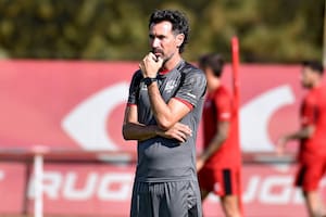 "Mi primer objetivo es encontrar el equipo y una forma que nos guste para sentirnos cómodos. Si encontramos eso rápido, veremos que tan lejos estamos de los objetivos que ya se han planteado. Esto recién empieza", dijo Eduardo Domínguez en su presentación como DT de Estudiantes