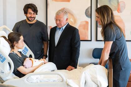 “Mi querida Iman ahora es madre. Estamos agradecidos y encantados de conocer a Amina, la nueva bendición de nuestra familia. Felicidades, Iman y Jameel, que Dios los bendiga tanto a ustedes como a su preciosa niña”, les dedicó la Reina.