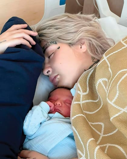 “Mi realidad cambió para siempre. Llena de dudas y preocupaciones, decidí seguir adelante por este camino y empezar una nueva etapa con vos”, había dicho Izzy –a quien vemos junto a su hijo recién nacido– cuando anunció su embarazo.