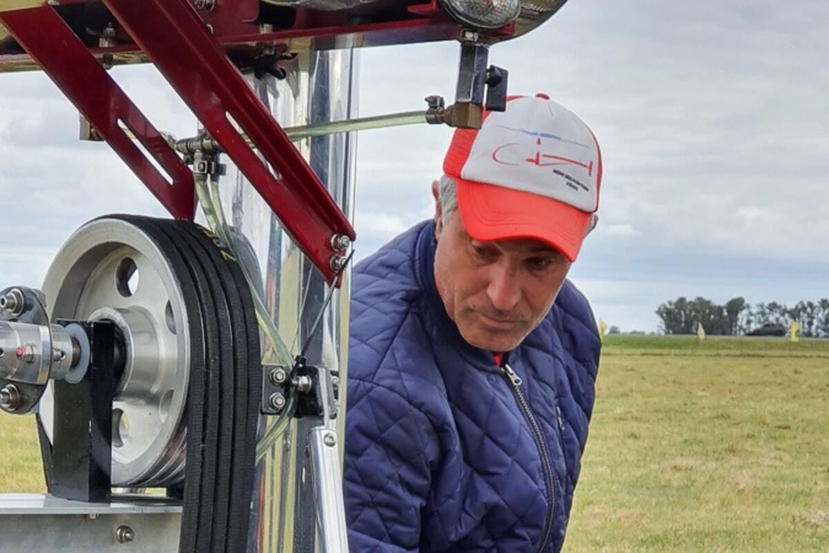 Marcelo Laise armó su propio helicóptero, lo bautizó Fénix, y luego de años investigación y desarrollo, fue aprobado por la Administración Nacional de Aviación Civil (ANAC) y ya está volando