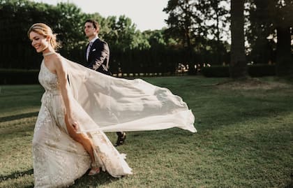“Mi vestido lo hicimos con María Gorof, hace dos años, para la fecha original que era 23 de abril de 2020. Desde el primer día que me mostró el género y lo probamos, supe que eso era lo que quería”, dice la novia, que accesorizó su traje de inspiración griega con velo y sandalias de la marca Roma. El peinado recogido de Juanma Cativa (Mala Peluquería) y el make up de Sunshine Carreras terminaron de definir su look.