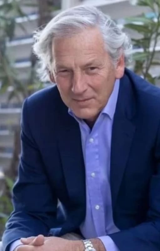"Mi vida es un caos. Mis hijas están cursando el colegio en Estados Unidos, yo viajo cuando puedo", dice Longobardi