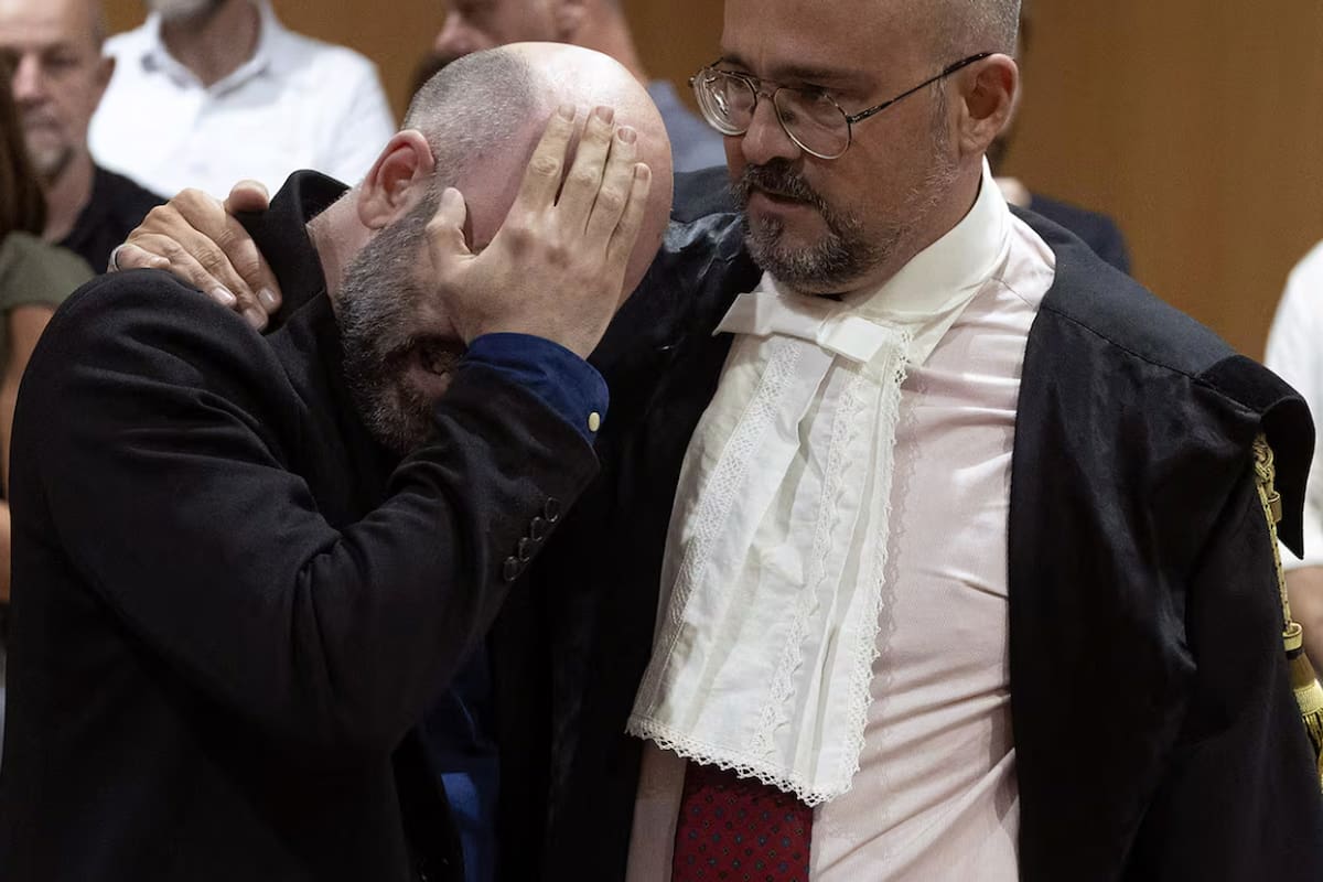 "Mi vida ha sido destrozada, me la han robado", expresó conmocionado el escritor italiano Roberto Saviano