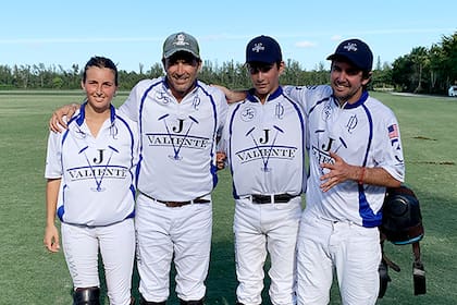 Mia, Adolfo y "Poroto" Cambiaso, junto a Diego Cavanagh; con ellos, Valiente (25) superó un rival de 26 goles en Palm Beach.