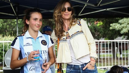 Mía Cambiaso con su mamá, María Vázquez