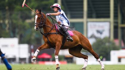 Mía Cambiaso en acción; como su papá, representando al seleccionado argentino