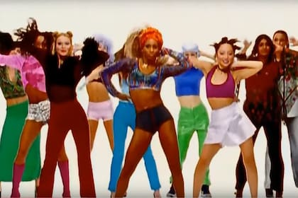 Mia Frye aparecía al frente del grupo de bailarines en el video musical de Macarena