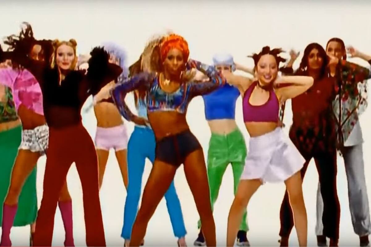 Mia Frye aparecía al frente del grupo de bailarines en el video musical de Macarena