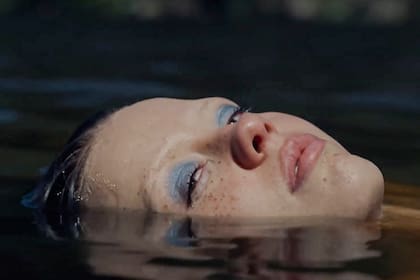 Mia Goth en X.
