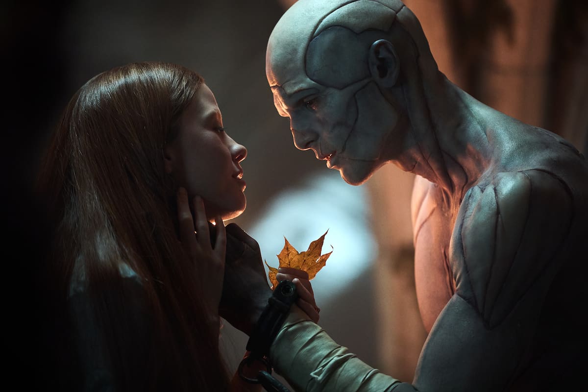Mia Goth y Jacob Elordi, en una escena de Frankenstein