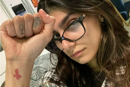 Mia Khalifa está subastando los anteojos que usó para filmar 29 películas pornográficas y destinará lo recaudado a las víctimas del Líbano (Ebay)