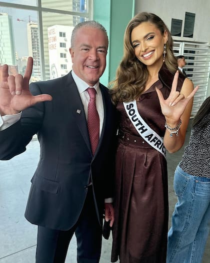 Mia Le Roux junto a Raúl Rocha Cantú, el mexicano copropietario de Miss Universo