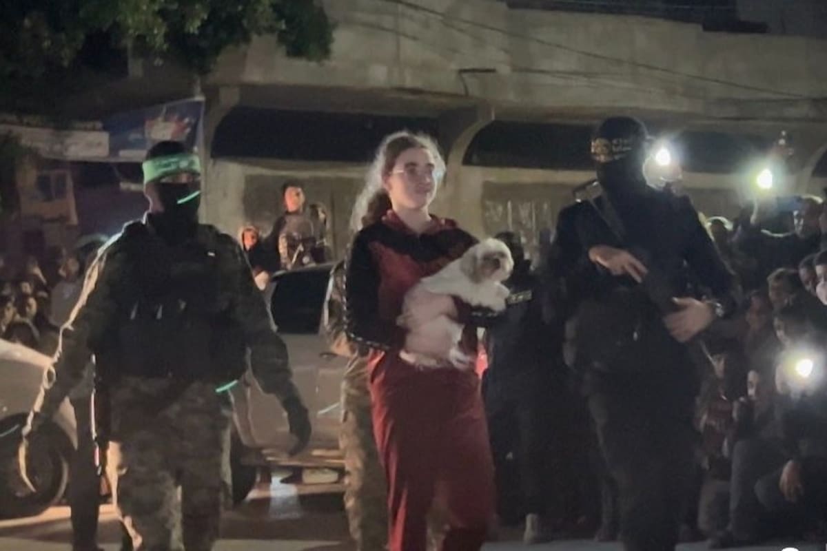 Mia Leimberg y su perra Bella, en el momento de ser liberada por milicianos de Hamas
