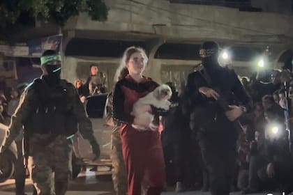 Mia Leimberg y su perra Bella, en el momento de ser liberada por milicianos de Hamas