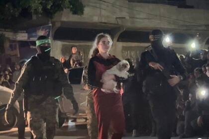 Mia Leimberg y su perra Bella, en el momento de ser liberada por milicianos de Hamas