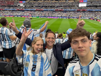 Mía, Matías y Alejo Martin a pleno disfrute durante el Mundial 2026 (Foto: Instagram @matiasmartin)