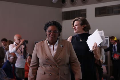 Mía Mottley, primera ministra de Barbados en una charla sobre financiamiento climático en Dubái